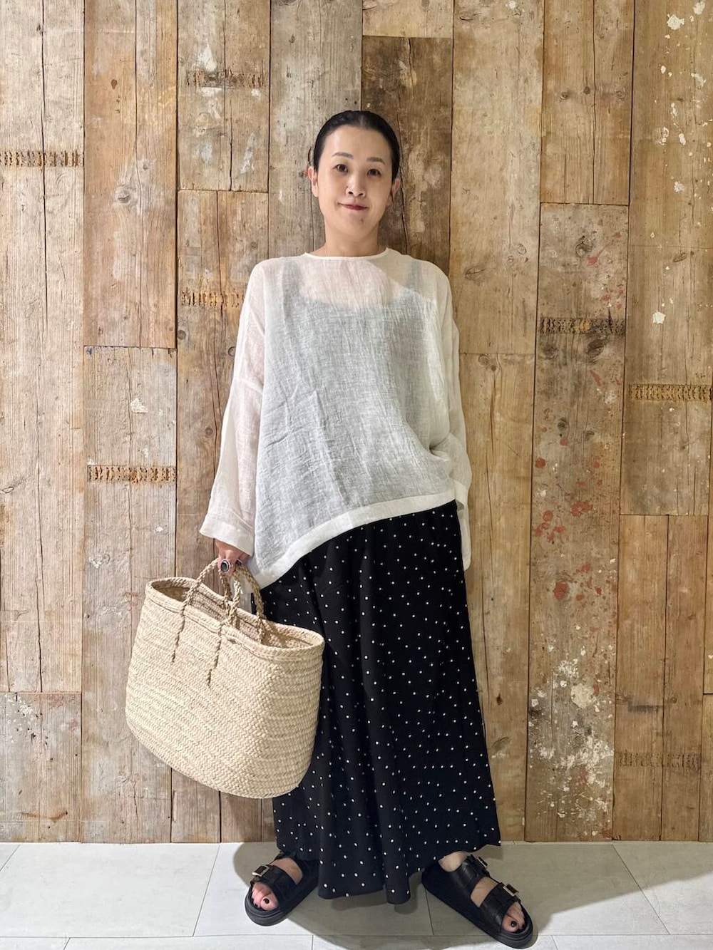 「シンプルコーデ、かぐれ、newarrival、モノトーンコーデ、アラフォー、紫外線対策、骨格ナチュラル、イエベ秋、ナチュラル×イエベ秋、40代の着こなし、スタッフのこれ買いました、ナチュラル×カジュアル、ナチュラル×着やせ、寒暖差対策アイテム、リネン着こなし術」｜「かぐれのシアーリネンワイドプルオーバー（シャツ/ブラウス、ホワイト系）」を使った、クボさん（レディース・161cm）の夏コーディネートの2枚目の写真