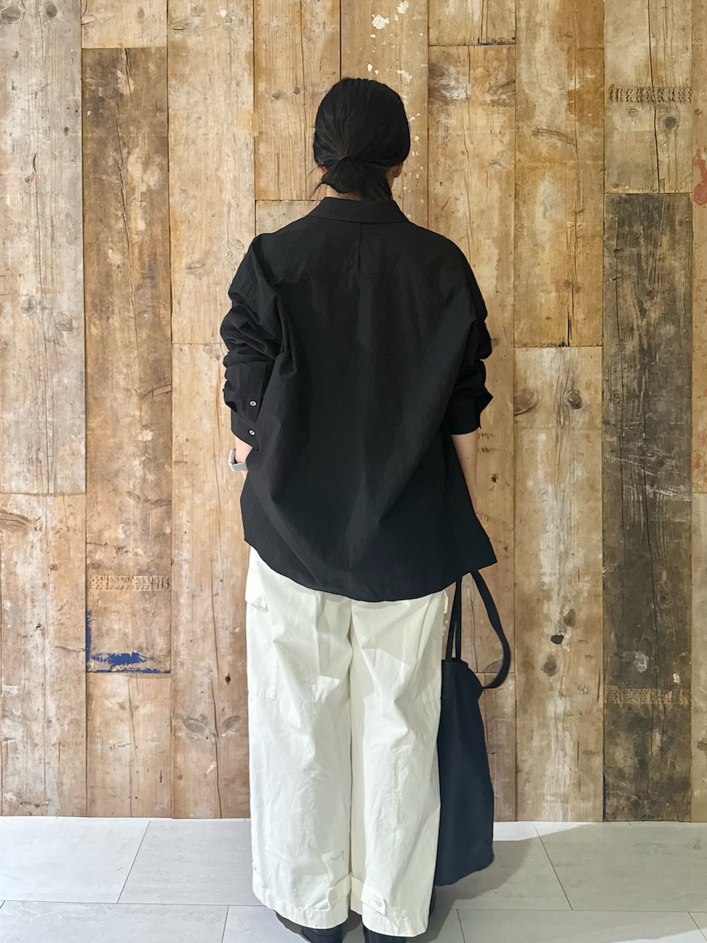 ホワイト系のその他パンツ、ブラック系のトートバッグ、ブラック系のシャツ/ブラウスを着用したレディースの秋コーディネートの3枚目の写真