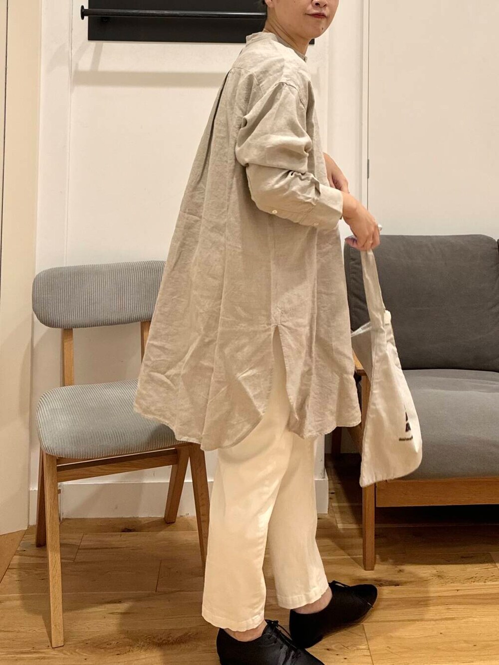 ベージュ系のTシャツ/カットソー、ブラック系のその他シューズ、ホワイト系のその他パンツを着用したレディースの夏コーディネートの3枚目の写真