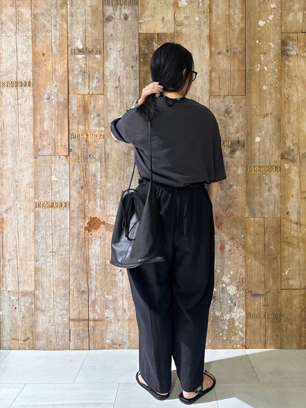 「モノトーン、ワントーン、シンプルコーデ、かぐれ、newarrival、アラフォー、骨格ナチュラル、ナチュラル×イエベ秋、夏のブラックコーデ、40代の着こなし、スタッフのこれ買いました、ナチュラル×カジュアル、ナチュラル×着やせ、きれいめ派tのシャツコーデ」｜「かぐれのコットンリネンラップパンツ（その他パンツ、ブラック系）」を使った、クボさん（レディース・161cm）の夏コーディネートの3枚目の写真