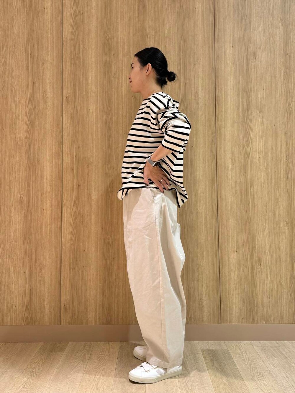 ホワイト系のTシャツ/カットソー、ホワイト系のその他パンツ、ホワイト系のスニーカーを着用したレディースの秋コーディネートの3枚目の写真