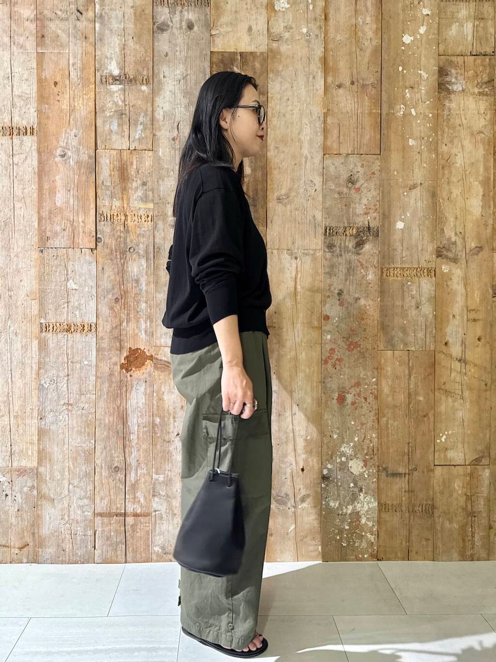 グリーン系のその他パンツ、ブラック系のカーディガン/ボレロを着用したレディースの夏コーディネートの2枚目の写真