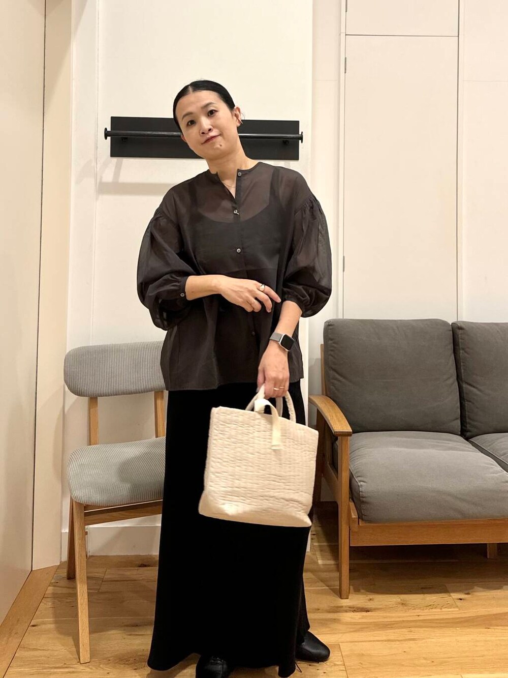 ブラック系のその他シューズ、グレー系のシャツ/ブラウスを着用したレディースの夏コーディネートの2枚目の写真