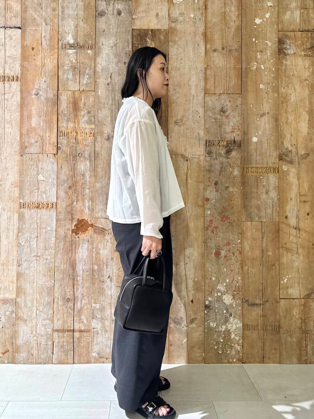 グレー系のその他パンツ、ホワイト系のシャツ/ブラウスを着用したレディースの夏コーディネートの2枚目の写真