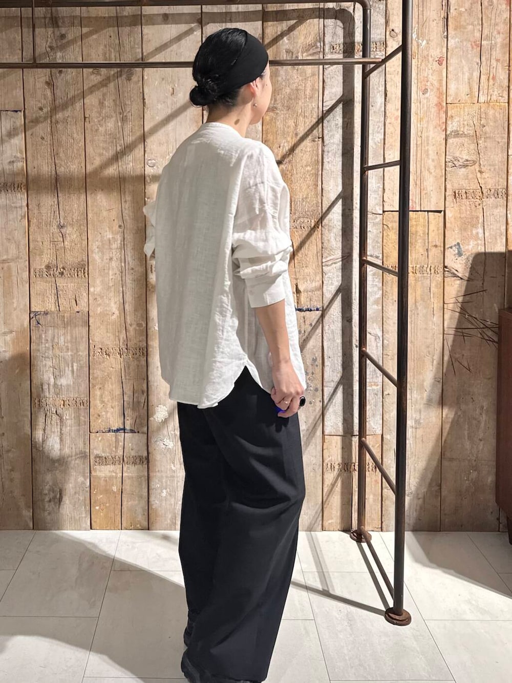 「かぐれ、リネン、newarrival、アラフォー、骨格ナチュラル、イエベ秋、ナチュラル×イエベ秋、40代の着こなし、ナチュラル×カジュアル、ナチュラル×着やせ、私の推しデニムスタイル、ブラウスが主役の春コーデ」｜「かぐれのリネンWポケットワイドシャツ（シャツ/ブラウス、ホワイト系）」を使った、クボさん（レディース・161cm）の春コーディネートの3枚目の写真