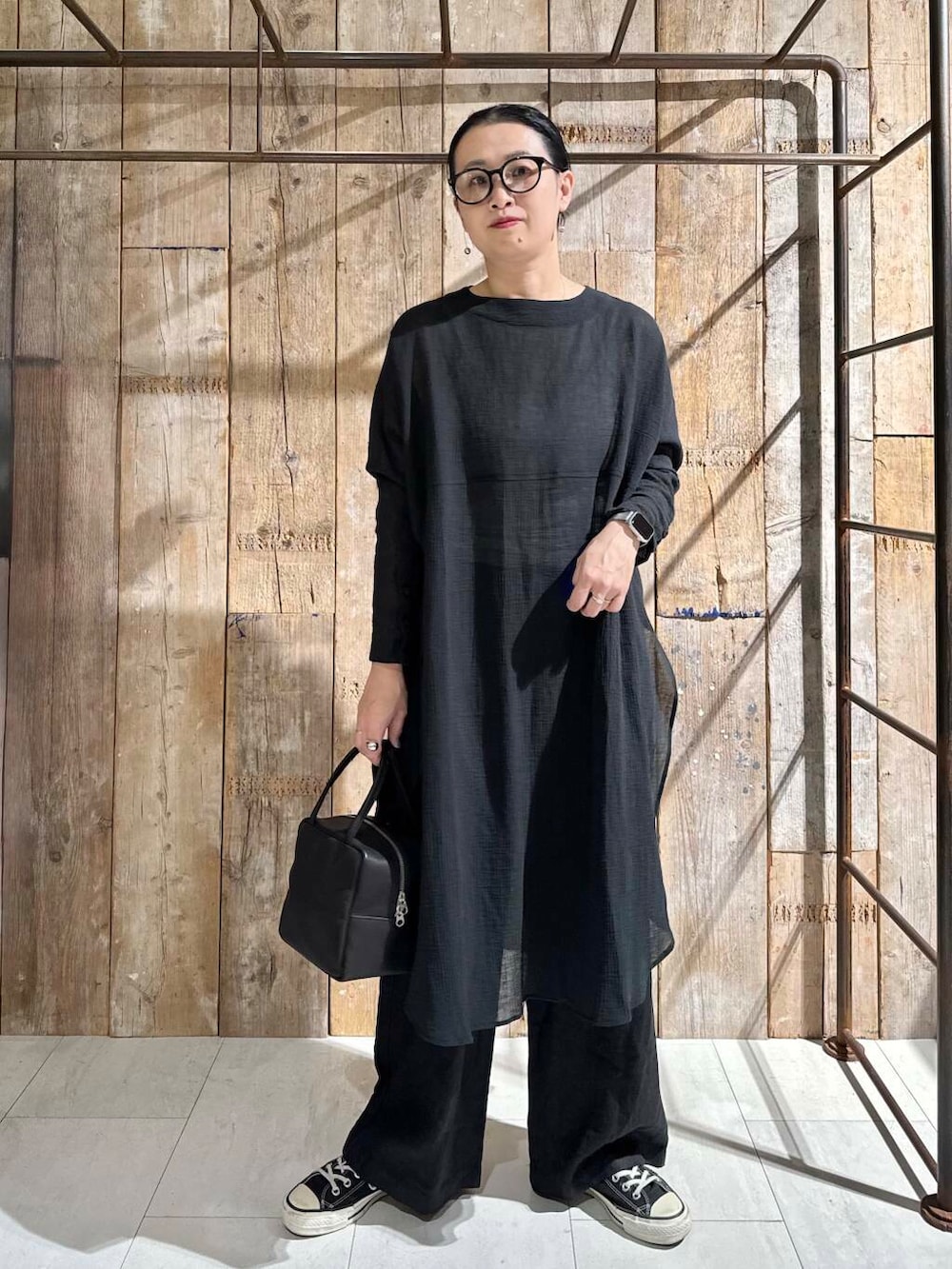 「ワントーンコーデ、かぐれ、newarrival、ブラックコーデ、アラフォー、骨格ナチュラル、イエベ秋、ナチュラル×イエベ秋、即戦力ブラウスコーデ、40代の着こなし、ナチュラル×カジュアル、ナチュラル×着やせ」｜「かぐれのリネンイージーパンツ（その他パンツ、ブラック系）」を使った、クボさん（レディース・161cm）の春コーディネートの2枚目の写真