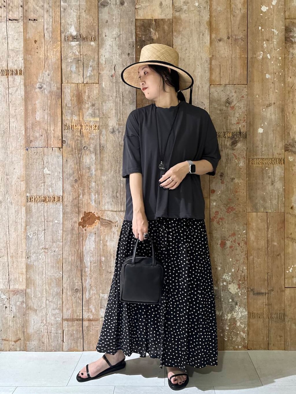 「モノトーン、ワントーン、シンプルコーデ、かぐれ、夏コーデ、newarrival、アラフォー、骨格ナチュラル、ナチュラル×イエベ秋、夏のブラックコーデ、40代の着こなし、スタッフのこれ買いました、ナチュラル×カジュアル、ナチュラル×着やせ、カジュアル派のtシャツコーデ」｜「かぐれのドットギャザースカート（スカート、ブラック系）」を使った、クボさん（レディース・161cm）の夏コーディネートの3枚目の写真