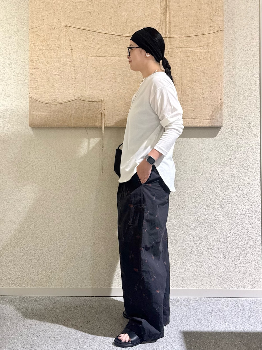 ホワイト系のTシャツ/カットソー、ブラック系のその他パンツ、ブラック系のハンドバッグを着用したレディースの夏コーディネートの2枚目の写真