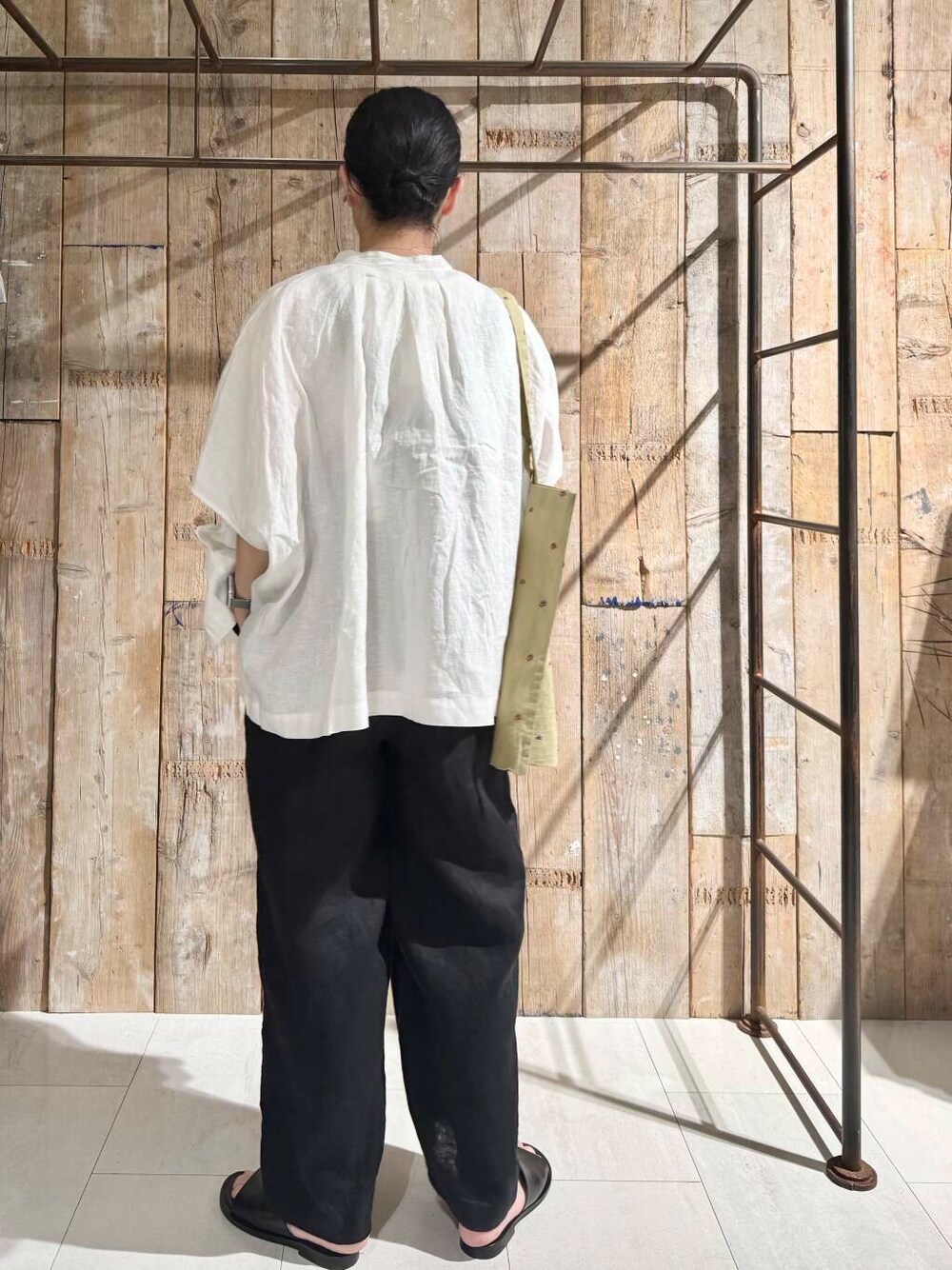 「モノトーン、かぐれ、newarrival、アラフォー、紫外線対策、骨格ナチュラル、イエベ秋、ナチュラル×イエベ秋、40代の着こなし、ナチュラル×カジュアル、ナチュラル×着やせ、寒暖差対策アイテム、トレンドシャツ」｜「かぐれのリネンサロペット（サロペット/オーバーオール、ブラック系）」を使った、クボさん（レディース・161cm）の春コーディネートの2枚目の写真