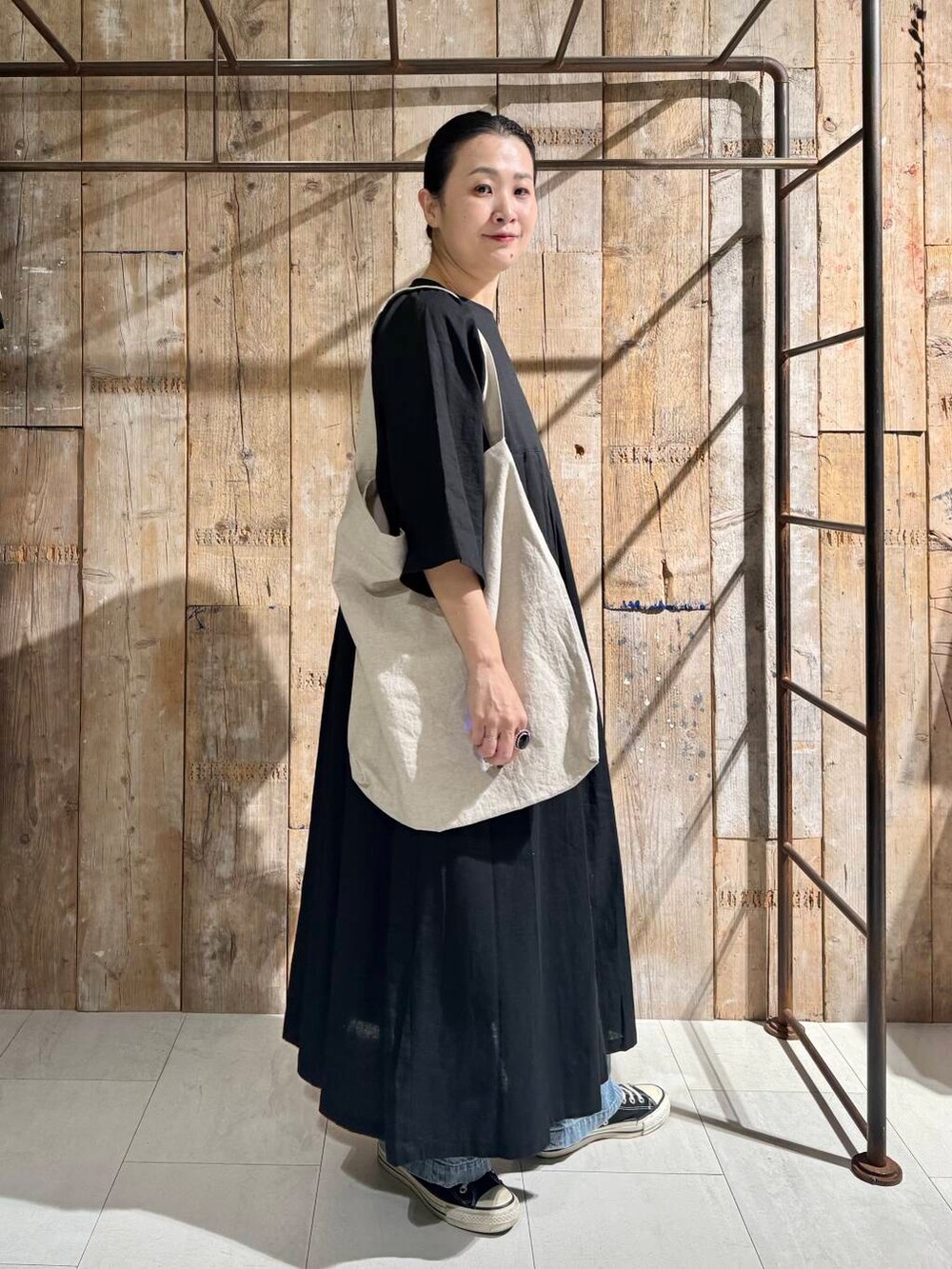 「かぐれ、リネン、newarrival、アラフォー、骨格ナチュラル、イエベ秋、ナチュラル×イエベ秋、40代の着こなし、初夏のお出掛けコーデ、ナチュラル×カジュアル、ナチュラル×着やせ」｜「かぐれのフェードデニムイージーパンツ（デニムパンツ、ブルー系）」を使った、クボさん（レディース・161cm）の春コーディネートの3枚目の写真
