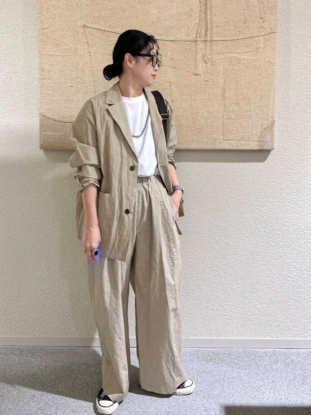 「かぐれ、newarrival、アラフォー、骨格ナチュラル、イエベ秋、ナチュラル×イエベ秋、春アウターコーデ、40代の着こなし、ナチュラル×カジュアル、ナチュラル×着やせ」｜「かぐれのコットン2タックイージーパンツ（その他パンツ、ベージュ系）」を使った、クボさん（レディース・161cm）の春コーディネートの5枚目の写真