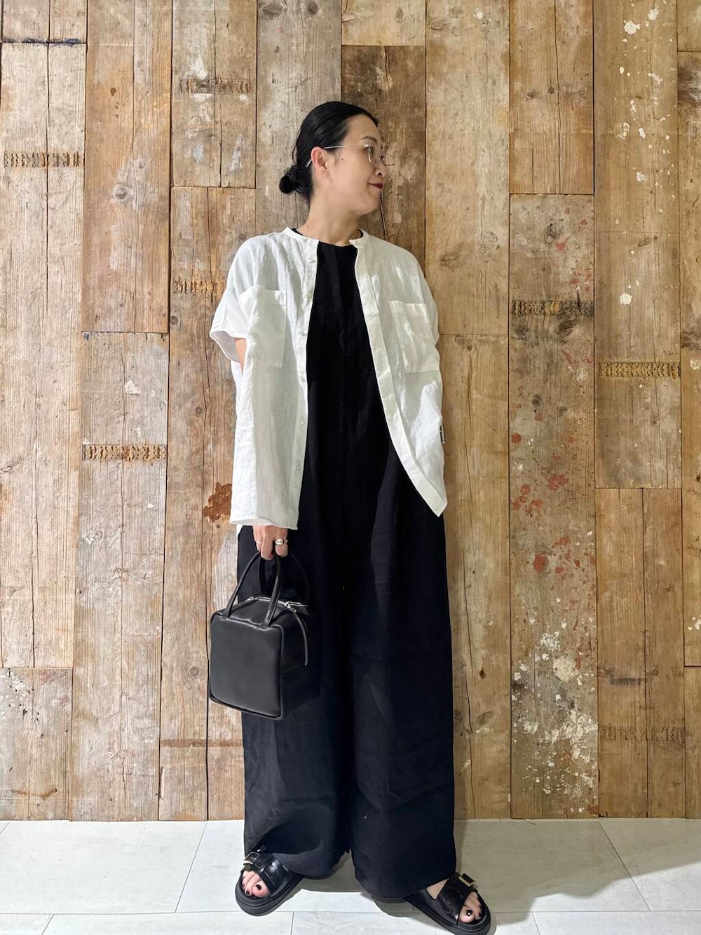 「シンプルコーデ、かぐれ、newarrival、モノトーンコーデ、アラフォー、骨格ナチュラル、イエベ秋、ナチュラル×イエベ秋、40代の着こなし、ナチュラル×カジュアル、ナチュラル×着やせ、着回し力抜群シャツ」|「かぐれの『2サイズ展開』リネンオールインワン(サロペット/オーバーオール、ブラック系)」を使った、クボさん(レディース・161cm)の夏コーディネートの2枚目の写真