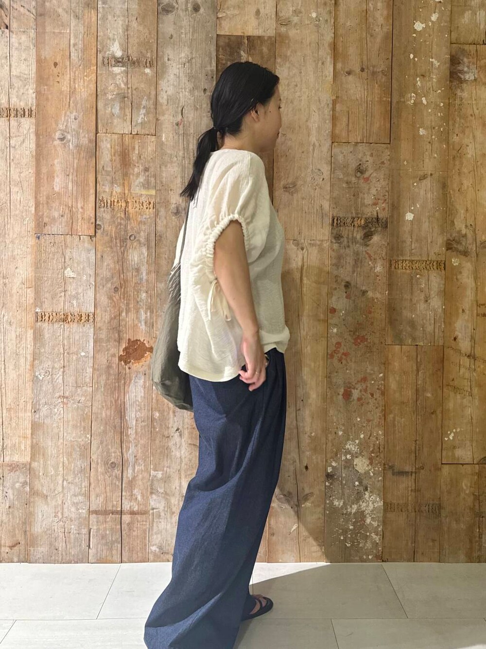 ブルー系のその他パンツ、グレー系のショルダーバッグ、ホワイト系のその他トップスを着用したレディースの夏コーディネートの3枚目の写真