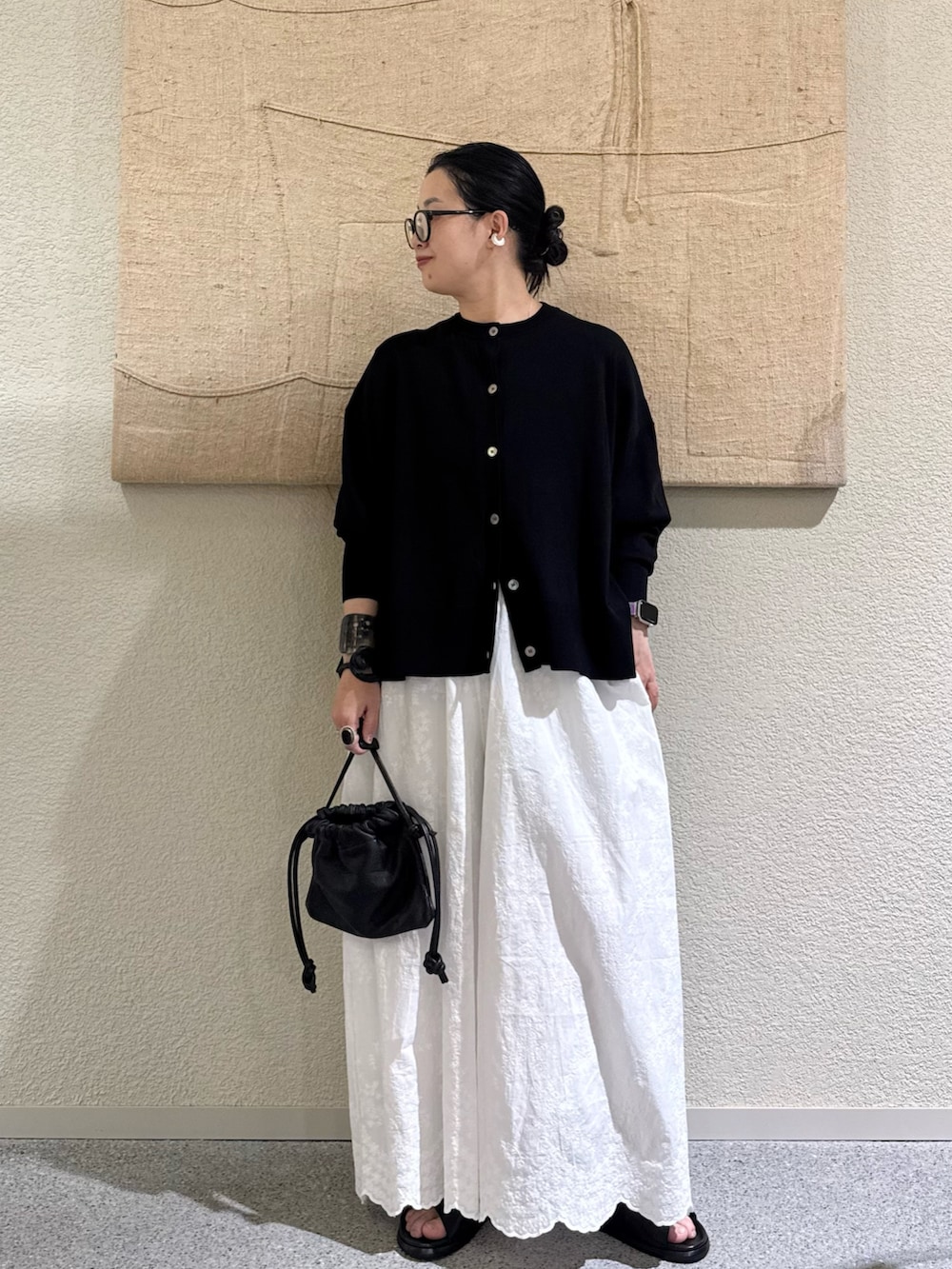 ブラック系のカーディガン/ボレロ、ホワイト系のその他パンツ、ブラック系のショルダーバッグを着用したレディースの春コーディネートの4枚目の写真