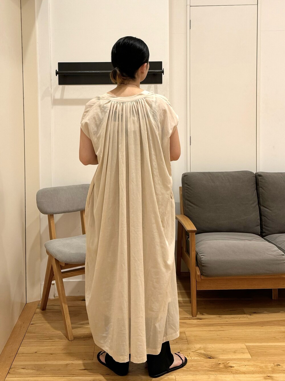 ベージュ系のワンピース、ブラック系のその他パンツ、ブラック系のサンダルを着用したレディースの夏コーディネートの3枚目の写真