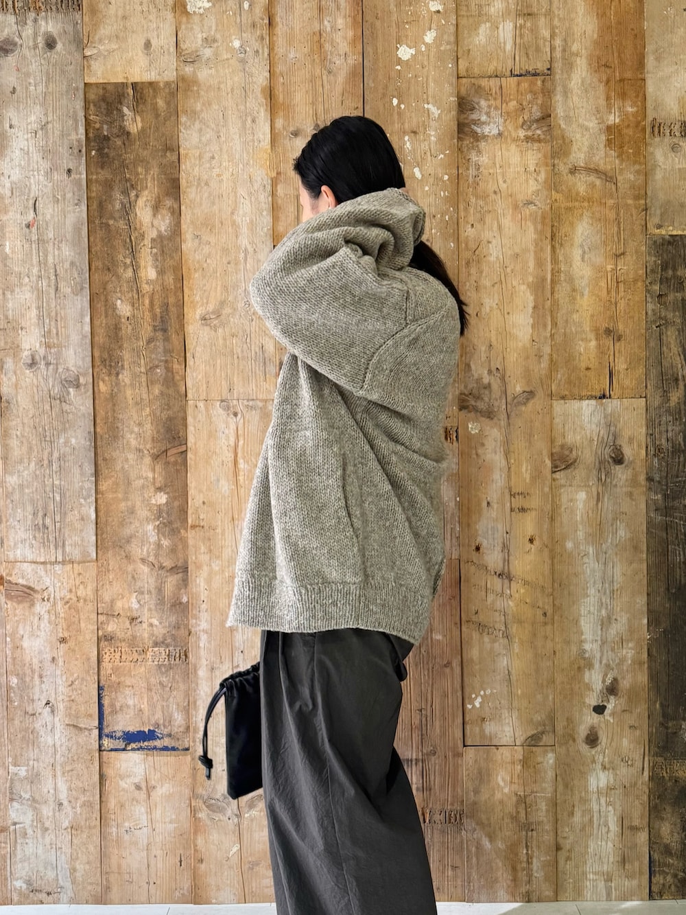 グレー系のその他パンツ、ホワイト系のシャツ/ブラウス、グレー系のニット/セーターを着用したレディースの秋コーディネートの2枚目の写真