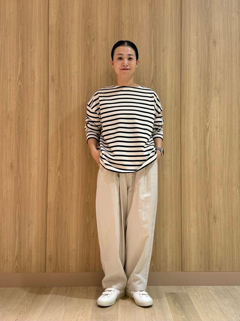 ホワイト系のTシャツ/カットソー、ホワイト系のその他パンツ、ホワイト系のスニーカーを着用したレディースの秋コーディネートの5枚目の写真