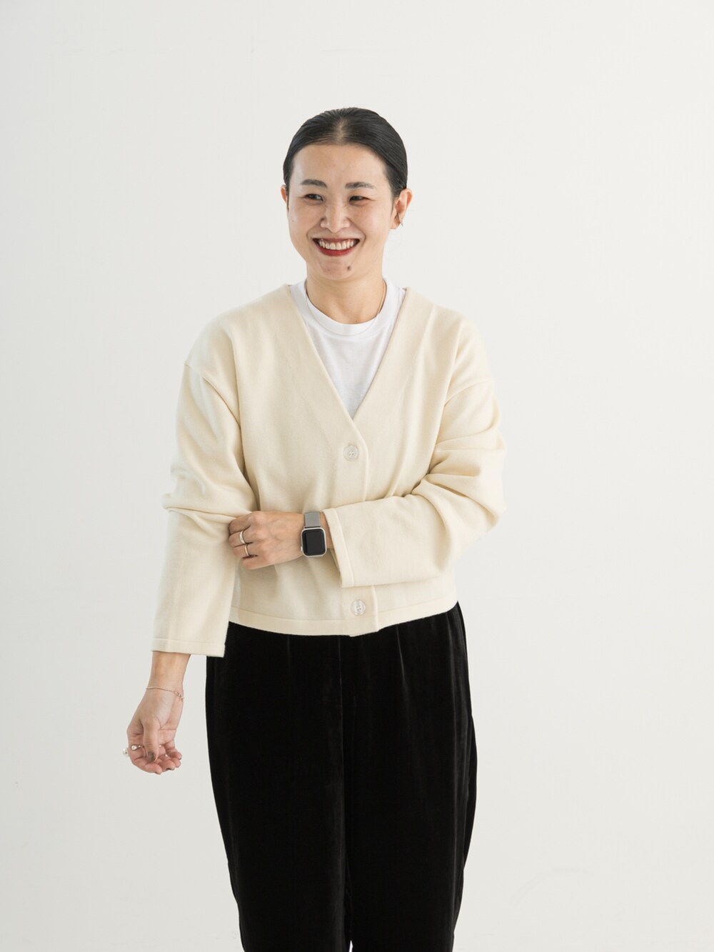 「秋っぽコーデ更新中、カーディガン、モノトーン、ベルベット、200日ニット、URBAN RESEARCH DOORS、かぐれ、40代ファッション、アラフォー」｜「HANESの『別注』Hanes×DOORS　2P DOORS Fit Long-Sleeve T-shirts2（Tシャツ/カットソー、ホワイト系）」を使った、クボさん（レディース・161cm）の秋コーディネートの3枚目の写真