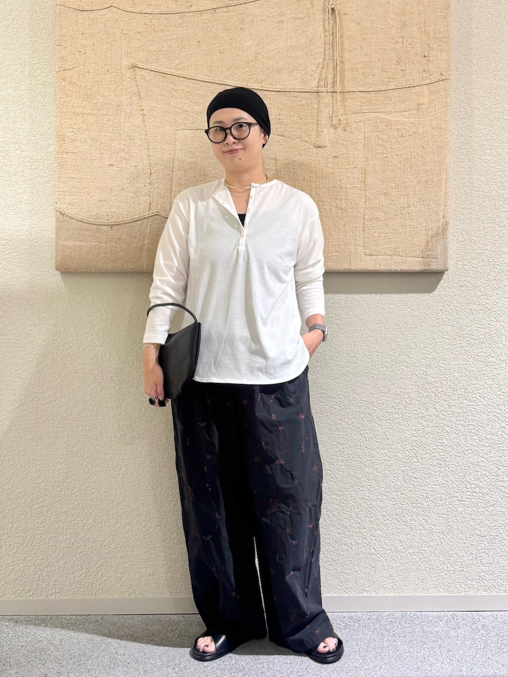 ホワイト系のTシャツ/カットソー、ブラック系のその他パンツ、ブラック系のハンドバッグを着用したレディースの夏コーディネートの5枚目の写真
