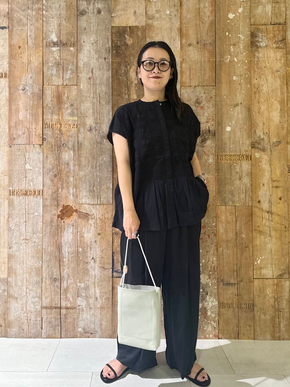 ブルー系のシャツ/ブラウス、ブルー系のその他パンツ、ホワイト系のショルダーバッグを着用したレディースの夏コーディネートの2枚目の写真