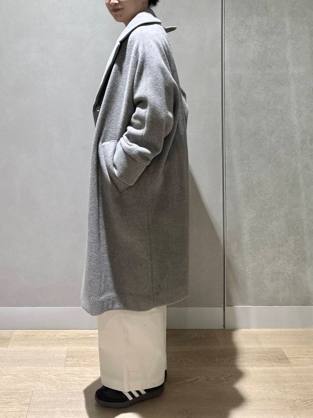 ホワイト系のその他パンツ、ベージュ系のニット/セーター、グレー系のテーラードジャケットを着用したレディースの秋コーディネートの3枚目の写真