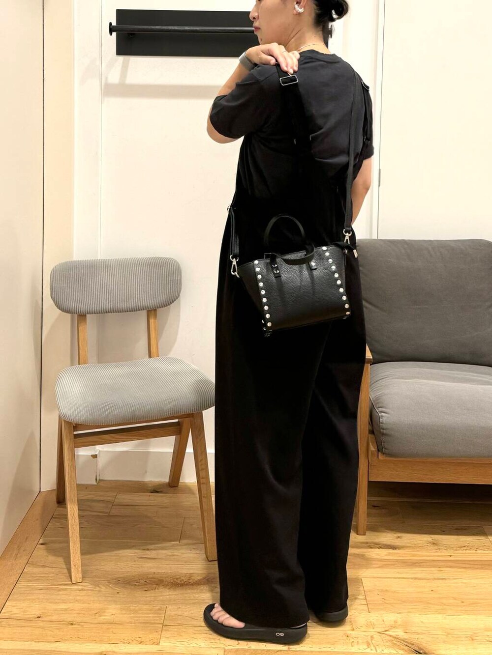 ブラック系のサロペット/オーバーオール、ブラック系のショルダーバッグ、グレー系のTシャツ/カットソーを着用したレディースの夏コーディネートの4枚目の写真