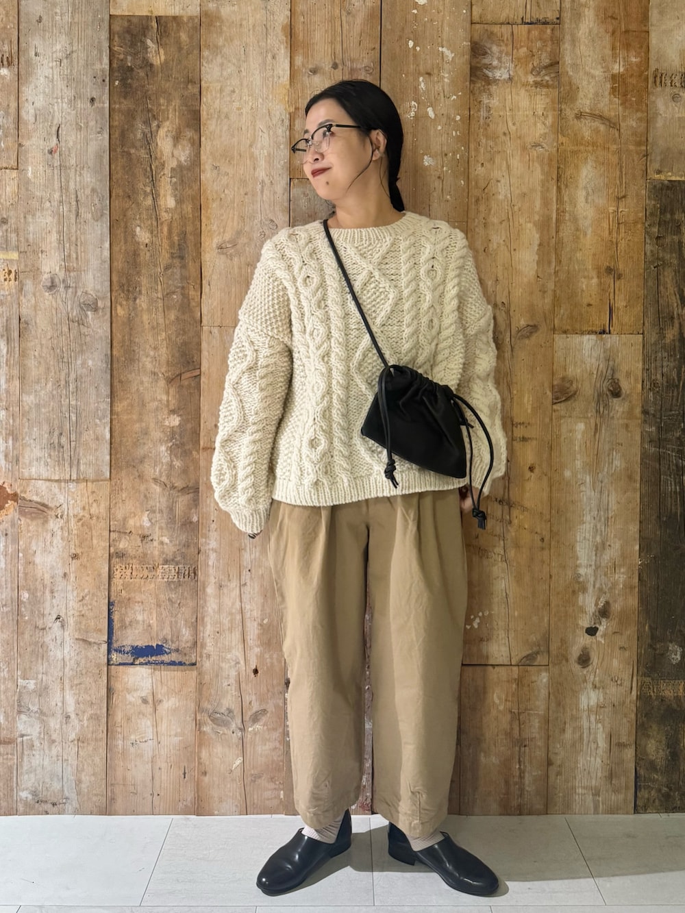 ホワイト系のニット/セーター、パープル系のその他パンツ、ブラック系のショルダーバッグを着用したレディースの秋コーディネートの2枚目の写真