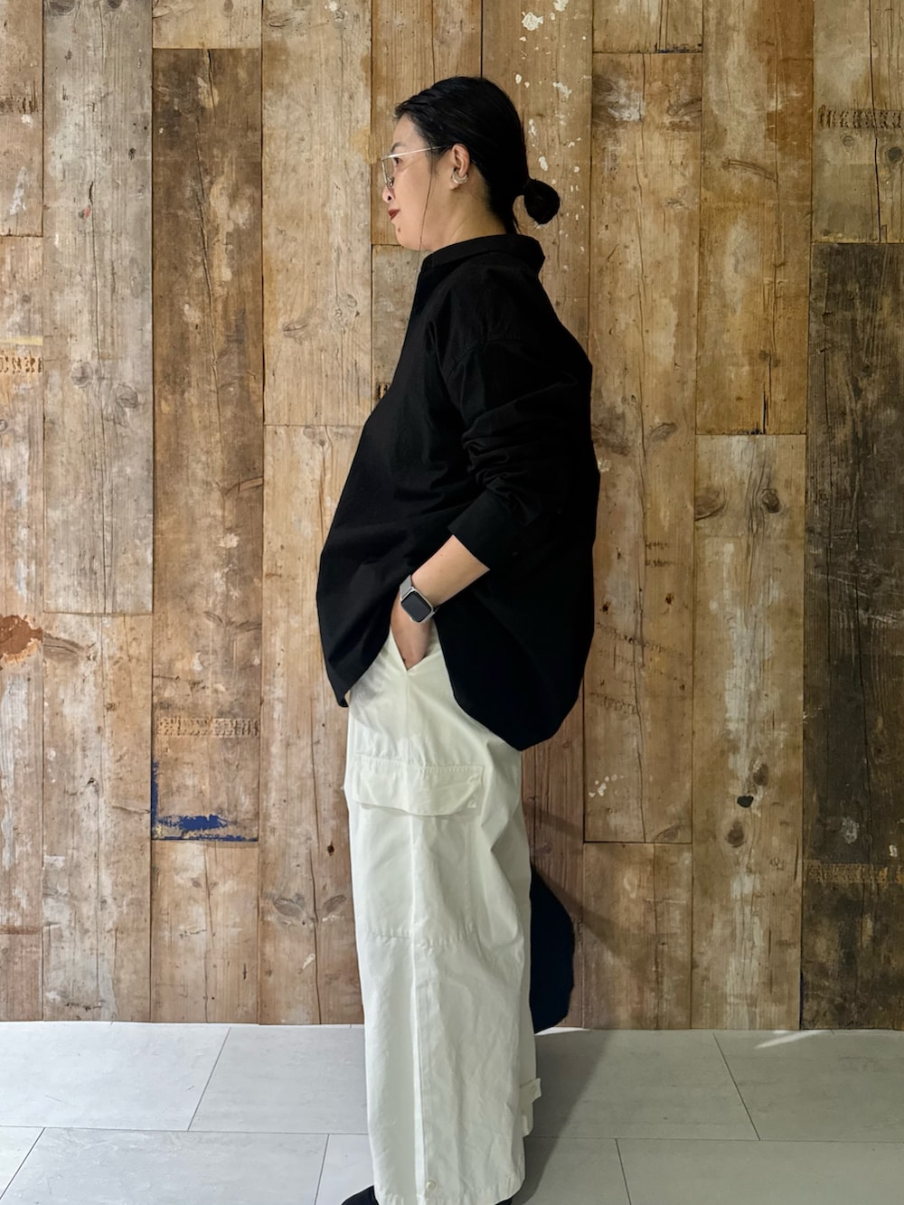 ホワイト系のその他パンツ、ブラック系のトートバッグ、ブラック系のシャツ/ブラウスを着用したレディースの秋コーディネートの2枚目の写真