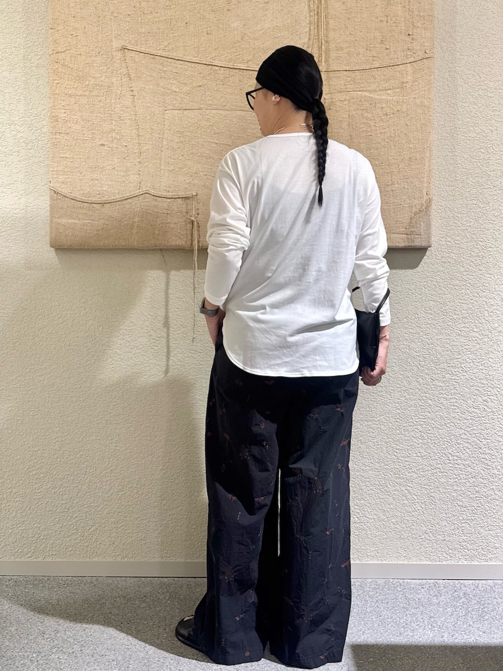 ホワイト系のTシャツ/カットソー、ブラック系のその他パンツ、ブラック系のハンドバッグを着用したレディースの夏コーディネートの3枚目の写真