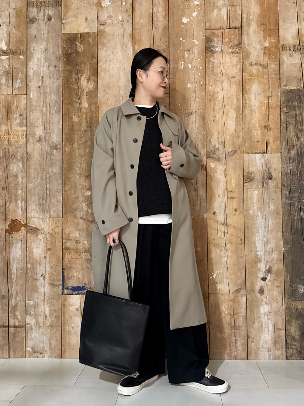 ホワイト系のTシャツ/カットソー、ブラック系のベスト、ブラック系のその他パンツを着用したレディースの冬コーディネートの5枚目の写真