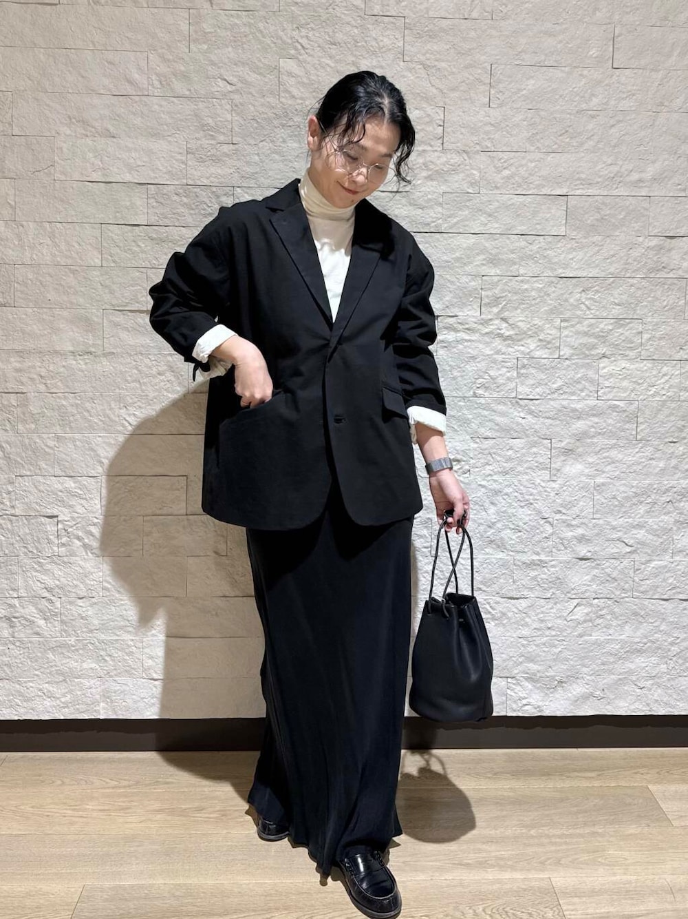 ホワイト系のTシャツ/カットソー、ブラック系のスカートを着用したレディースの冬コーディネートの4枚目の写真