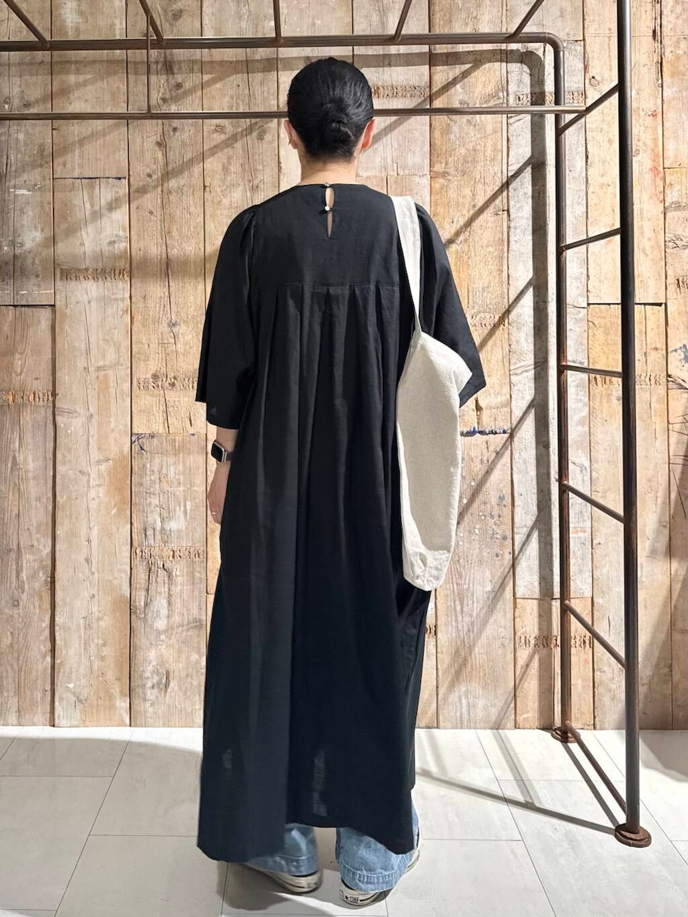 「かぐれ、リネン、newarrival、アラフォー、骨格ナチュラル、イエベ秋、ナチュラル×イエベ秋、40代の着こなし、初夏のお出掛けコーデ、ナチュラル×カジュアル、ナチュラル×着やせ」｜「かぐれのフェードデニムイージーパンツ（デニムパンツ、ブルー系）」を使った、クボさん（レディース・161cm）の春コーディネートの4枚目の写真