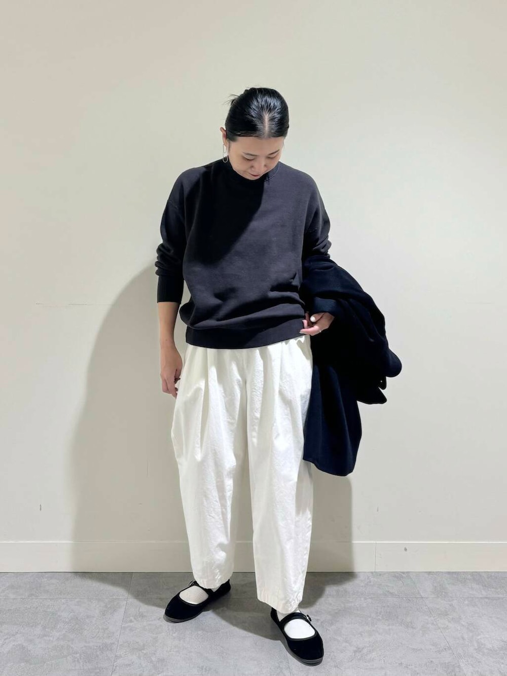 ホワイト系のその他パンツ、ブルー系のピーコート、グレー系のスウェットを着用したレディースの秋コーディネートの2枚目の写真