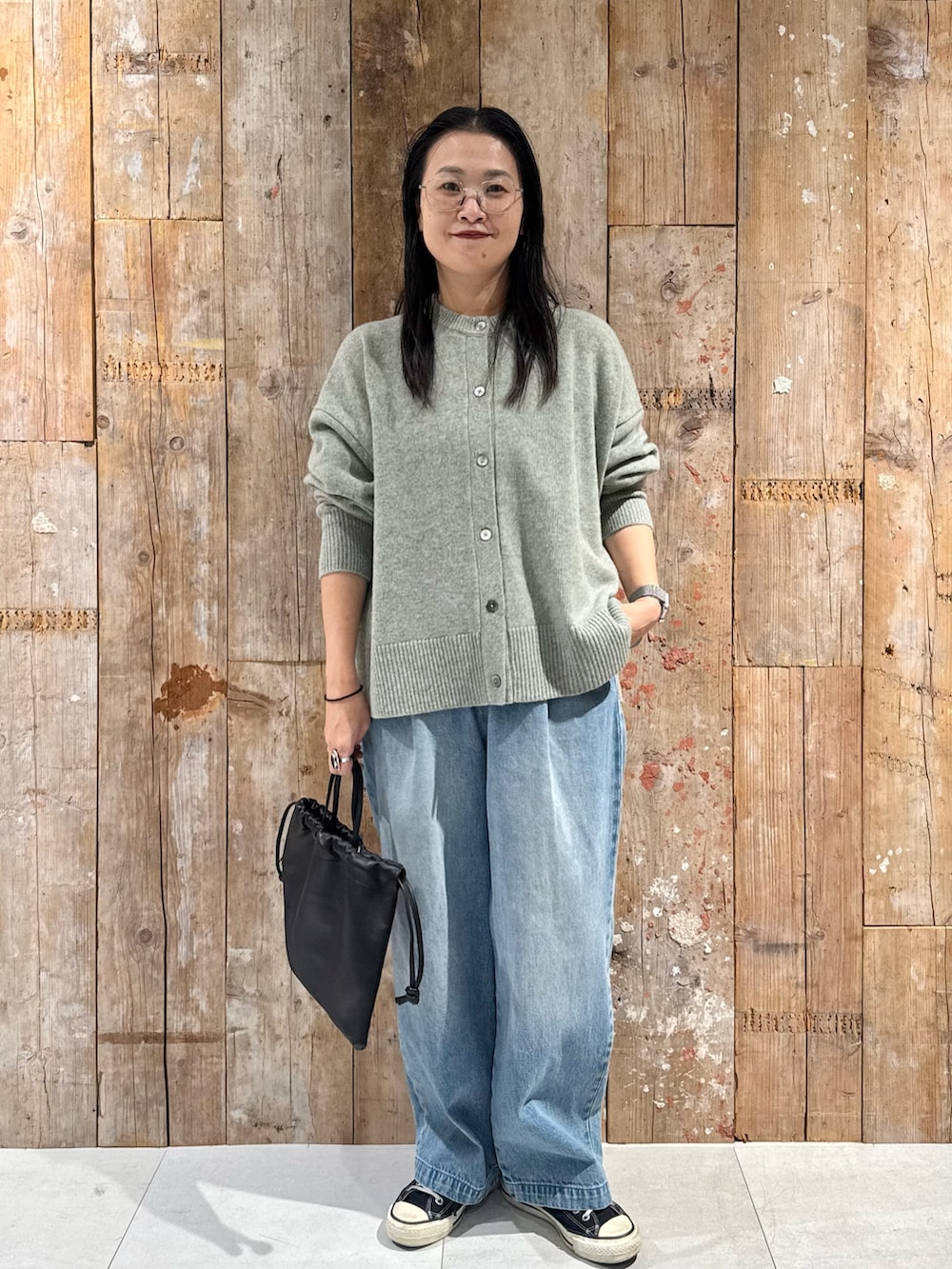 グリーン系のカーディガン/ボレロ、ブルー系のデニムパンツ、ブルー系のデニムパンツを着用したレディースの冬コーディネートの3枚目の写真