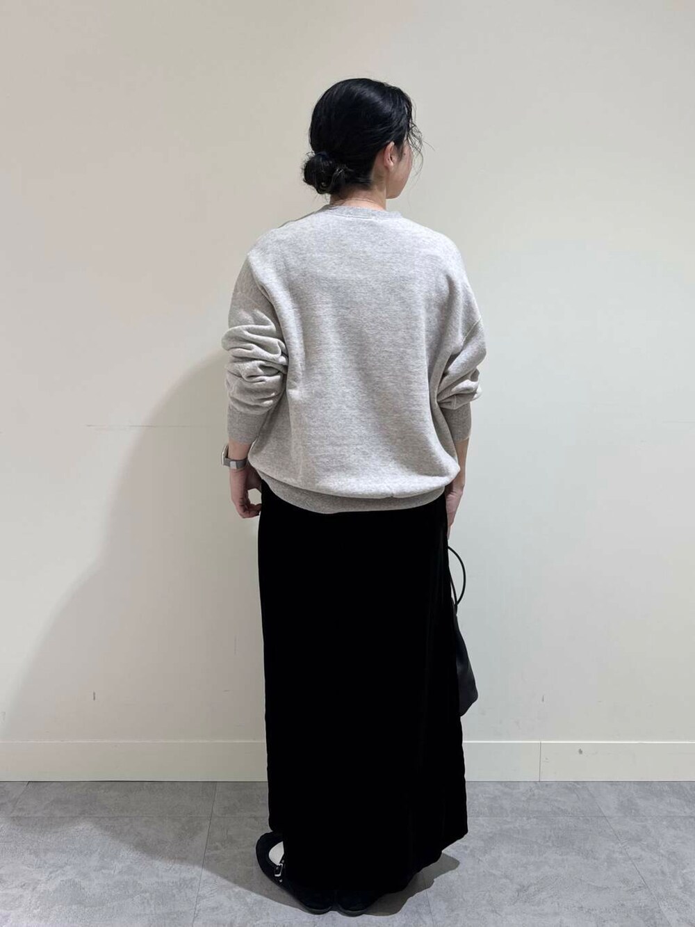 ブラック系のスカート、グレー系のスウェット、ブラック系のその他雑貨を着用したレディースの冬コーディネートの5枚目の写真