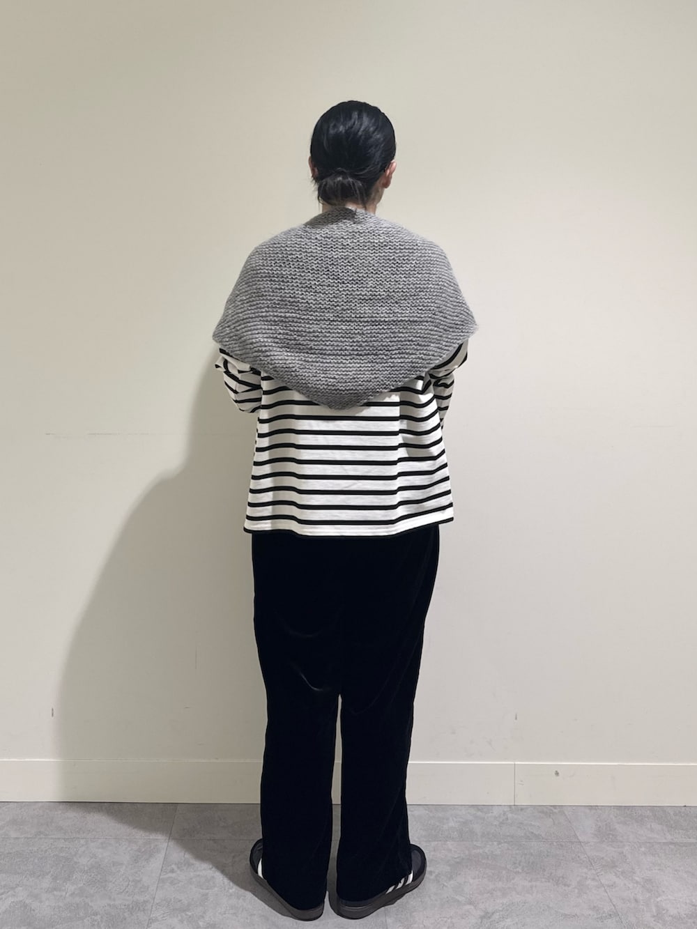 ホワイト系のTシャツ/カットソー、ブラック系のその他パンツ、グレー系のマフラーを着用したレディースの冬コーディネートの3枚目の写真