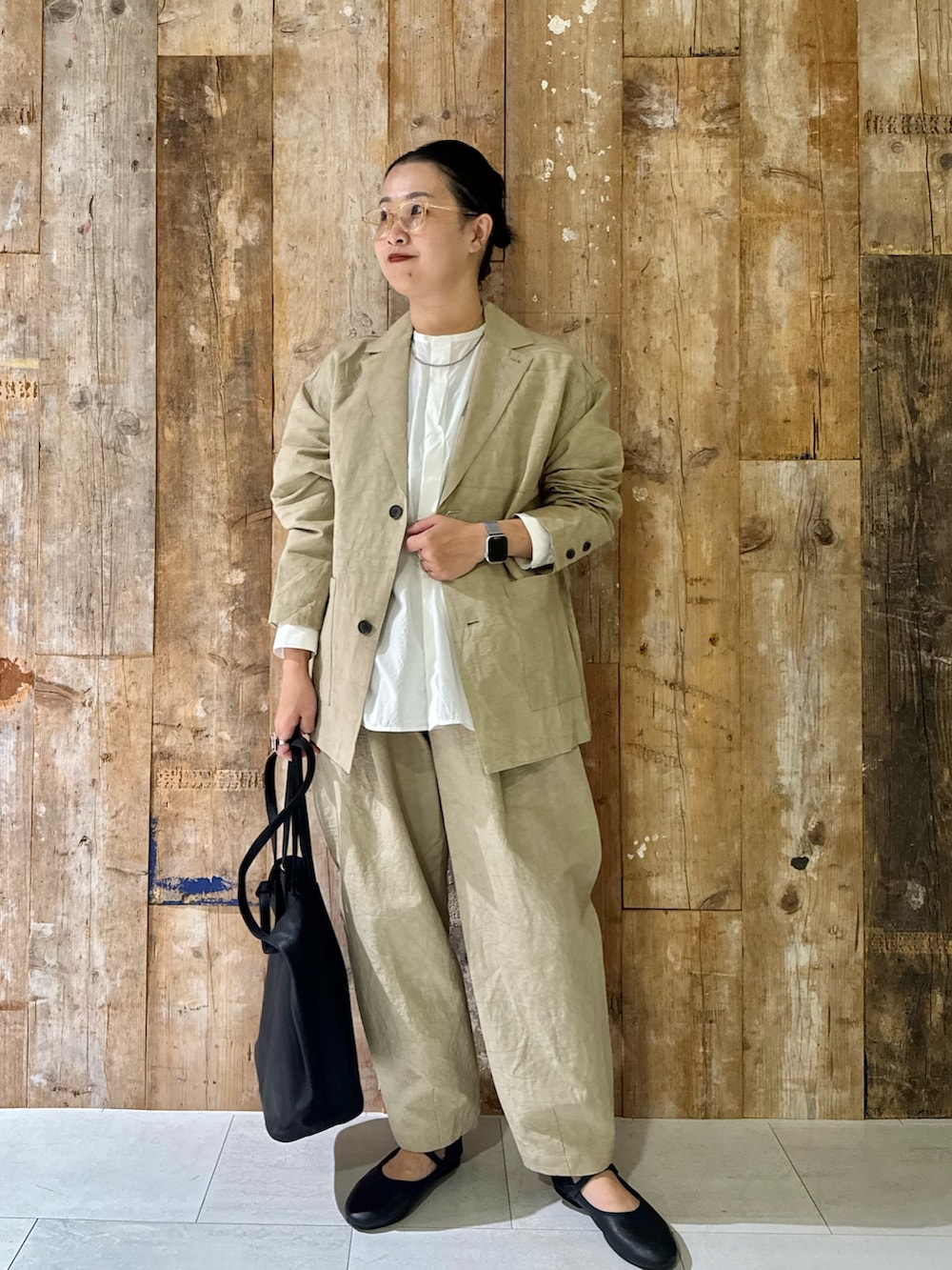 「ショルダーバッグ、秋服準備はじめました、着こなしのちょこっとテク、季節の変わり目羽織コーデ、おでかけコーデ、オトナカジュアル、メガネ女子、パンツコーデ、大人コーデ、かぐれ、st2508」｜「かぐれのMorphee　3WAY MEDIUM TOTE (LONG)（トートバッグ、ブラック系）」を使った、クボさん（レディース・161cm）の秋コーディネートの4枚目の写真