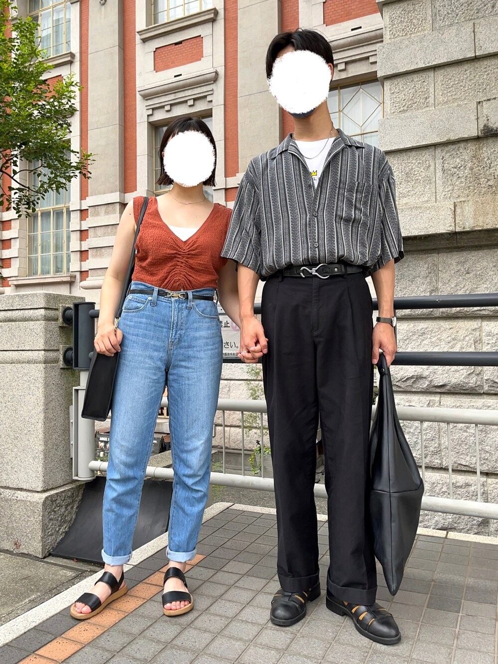 「シルバーアクセサリー、柄シャツ、ユニクロ、レザートート、ニットベスト、ノースリーブ、デニム、カップルコーデ、グルカサンダル、タックイン、シャツスタイル」|「VINTAGEのアイテム(シャツ/ブラウス、ブルー系)」を使った、ぺいこさん(メンズ・174cm)の夏コーディネートの2枚目の写真