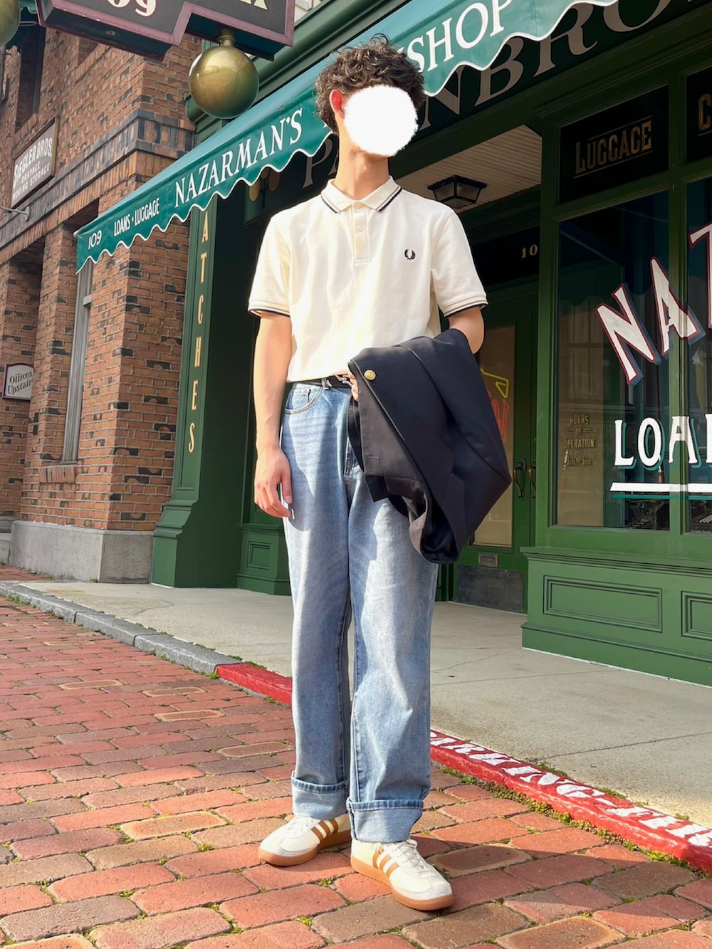 「お出かけコーデ日記、アディダス、紺ブレ、FRED PERRY、巾着バッグ、ストライプシャツ、ハーフパンツ、ワイドデニム、テーラードジャケット、カップルコーデ、ニューバランス、ユニバ、オトナカジュアル、きれいめカジュアル、スニーカー」|「adidasのアイテム(スニーカー、ホワイト系)」を使った、ぺいこさん(メンズ・174cm)の春コーディネートの2枚目の写真