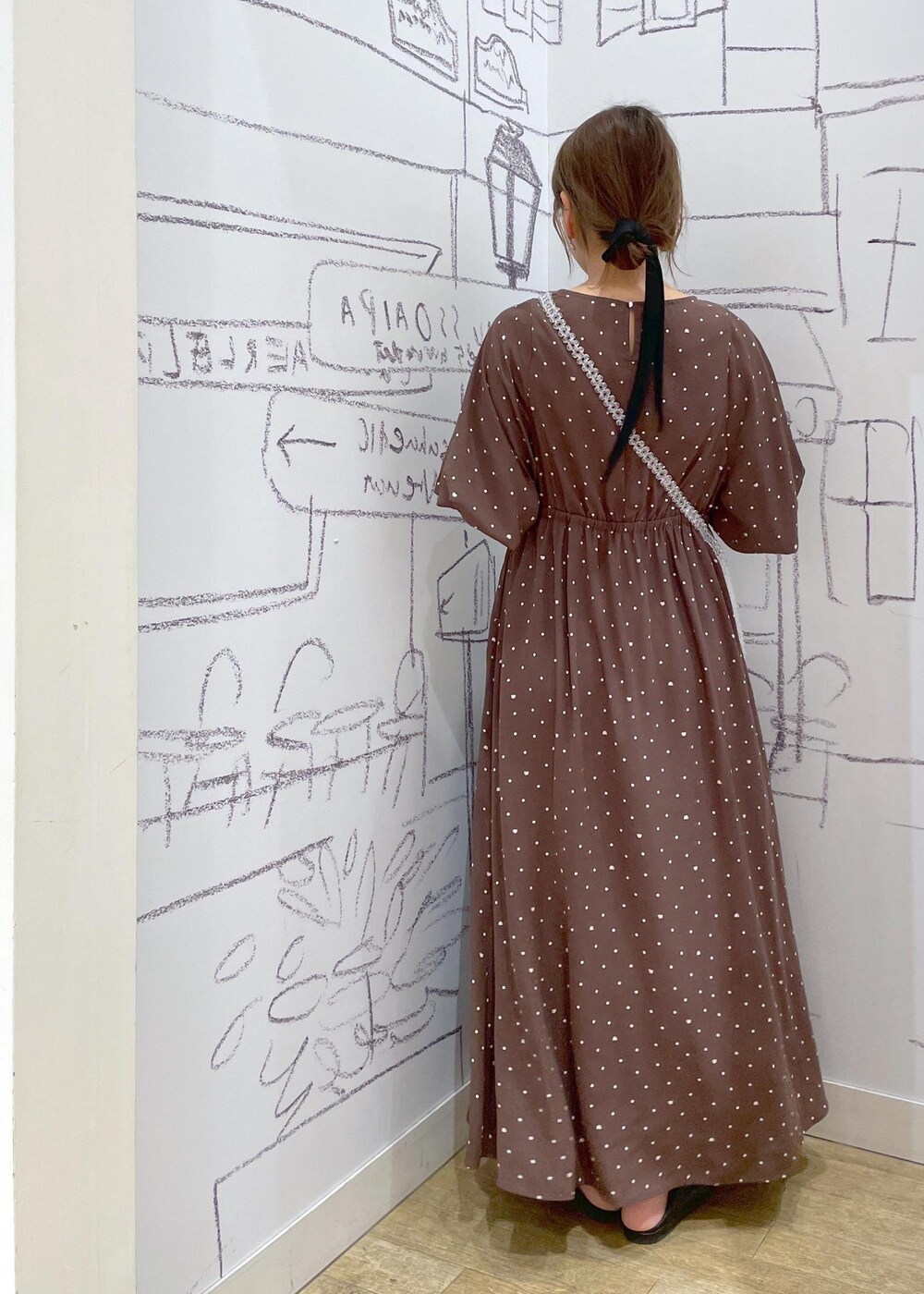 ブラウン系のワンピースを着用したレディースの春コーディネートの3枚目の写真