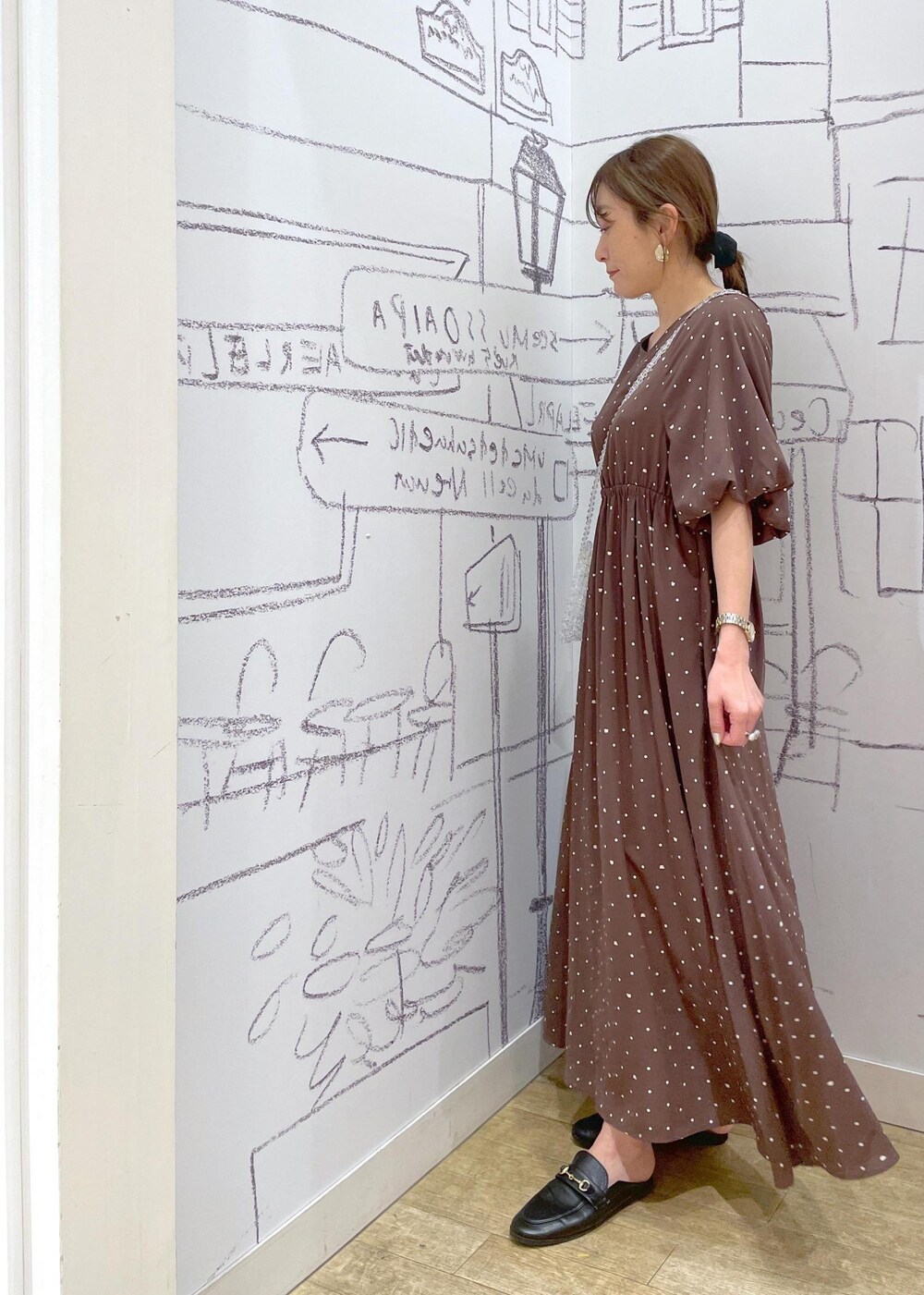 ブラウン系のワンピースを着用したレディースの春コーディネートの2枚目の写真