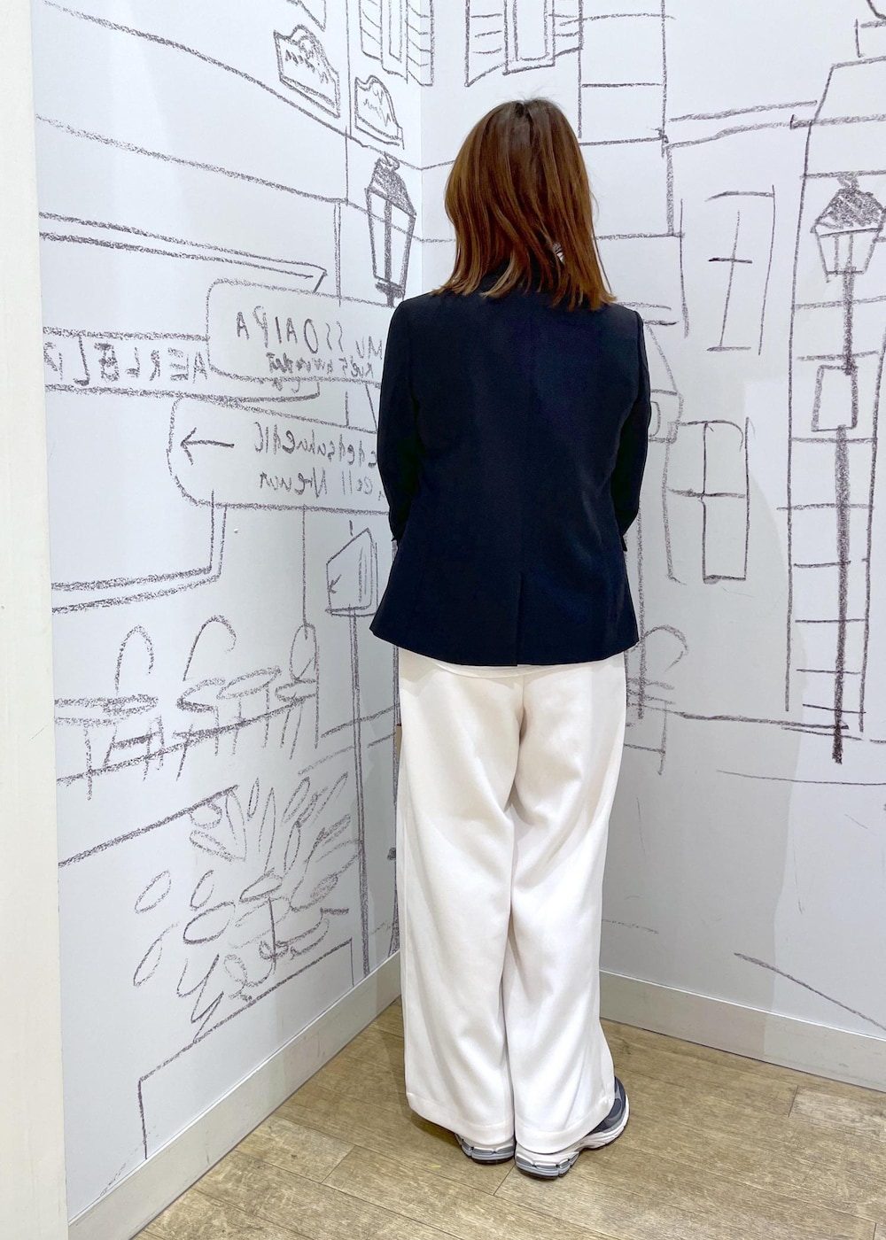 ベージュ系のトートバッグ、ブルー系のテーラードジャケット、ホワイト系のTシャツ/カットソーを着用したレディースの冬コーディネートの3枚目の写真