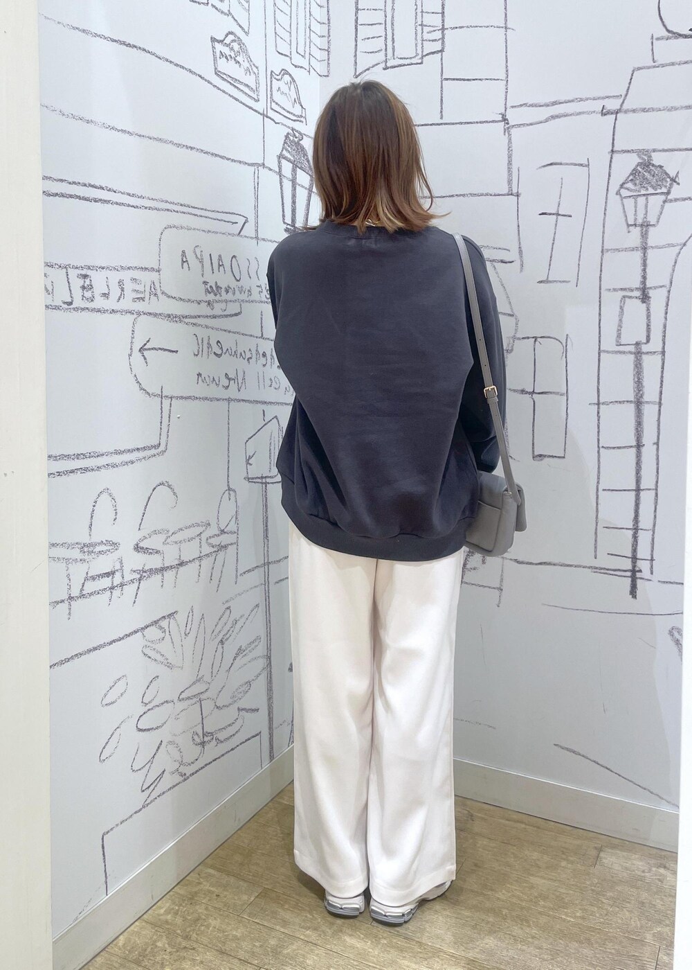 ホワイト系のシャツ/ブラウス、グレー系のショルダーバッグ、グレー系のスウェットを着用したレディースの冬コーディネートの3枚目の写真