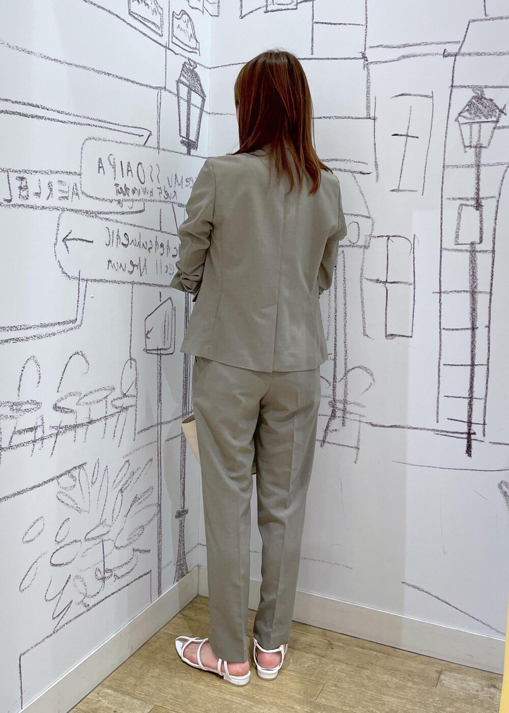 ホワイト系のタンクトップ、ホワイト系のショルダーバッグ、ブラウン系のその他パンツを着用したレディースの夏コーディネートの4枚目の写真