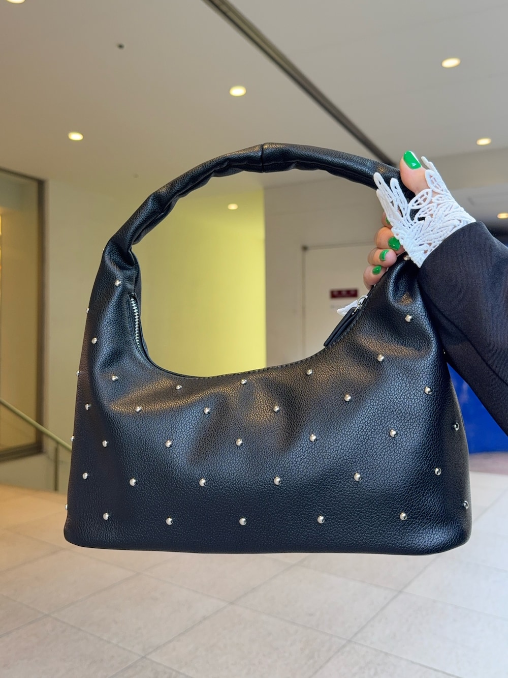 その他のTシャツ/カットソー、ブラック系のその他シューズ、ブラック系のノーカラージャケットを着用したレディースの春コーディネートの5枚目の写真