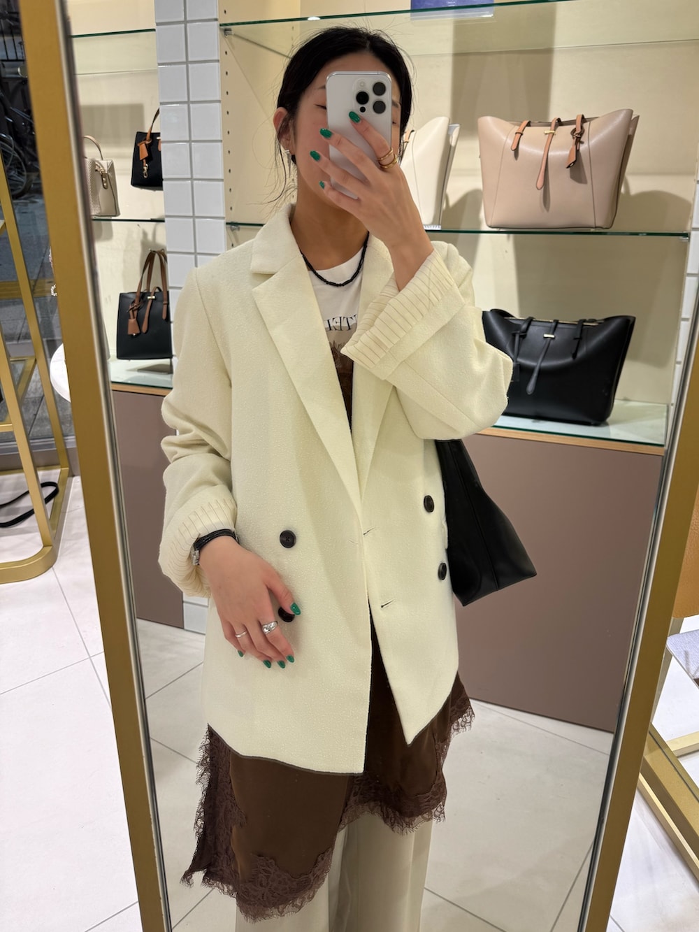 ブラウン系のキャミソール、ホワイト系のテーラードジャケット、その他のTシャツ/カットソーを着用したレディースの春コーディネートの5枚目の写真