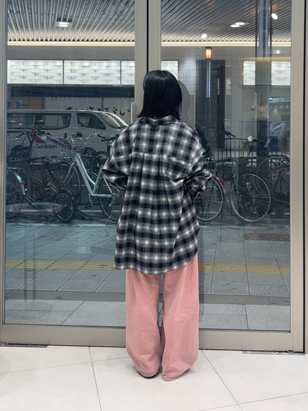 ブラック系のシャツ/ブラウス、ピンク系のデニムパンツ、グレー系のTシャツ/カットソーを着用したレディースの秋コーディネートの2枚目の写真