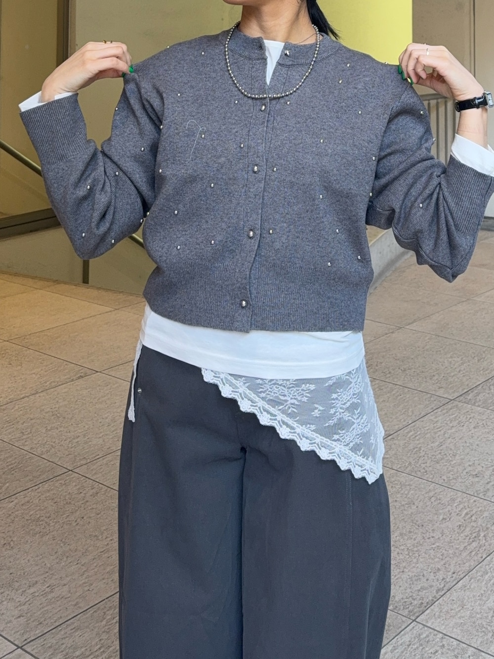 グレー系のカーディガン/ボレロ、グレー系のその他パンツ、ブラック系のローファーを着用したレディースの春コーディネートの4枚目の写真