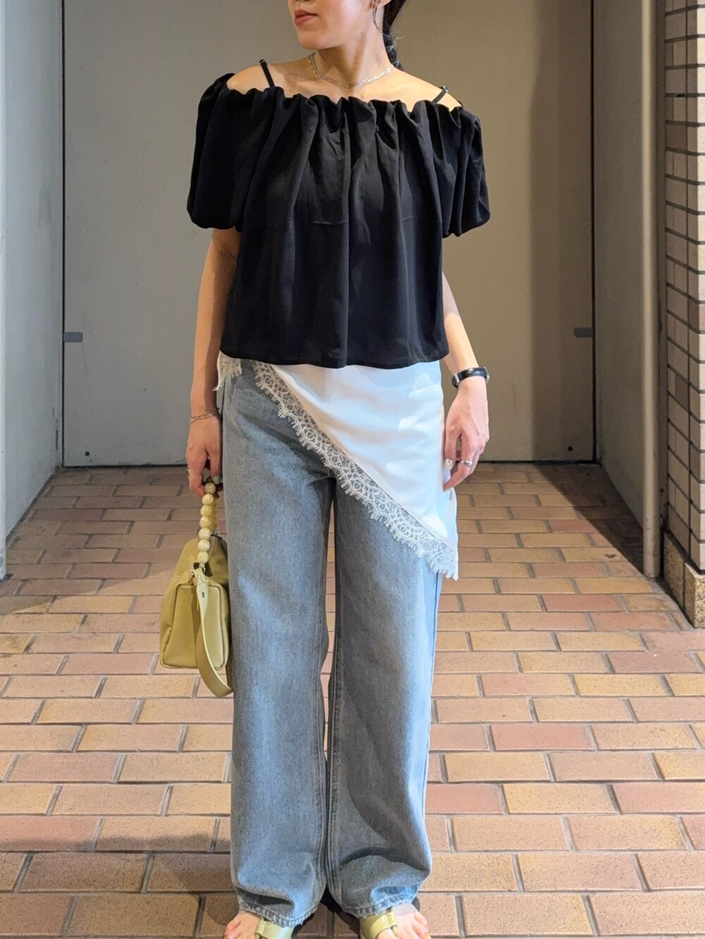 ブラック系のシャツ/ブラウス、ブルー系のその他パンツ、ベージュ系のショルダーバッグを着用したレディースの夏コーディネートの2枚目の写真