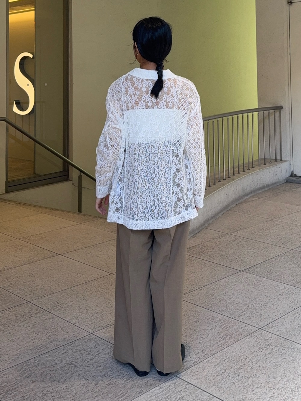ホワイト系のキャミソール、ホワイト系のシャツ/ブラウス、ベージュ系のスラックスを着用したレディースの夏コーディネートの3枚目の写真